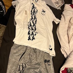 STUNNING 2 PIECE WOMENS MEDIUM SUMMER OUTFIT , SHIRTS AND SHORTS